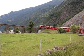 Brusio ed il suo Viadotto elicoidale Il trenino Rosso entra in territorio elvetico, il primo paese che si incontra è Brusio, famoso per un opera dell ingegneria ferroviaria: il viadotto elicoidale.