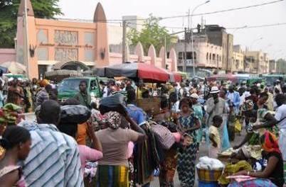 Giorno 10 : Sabato Giorno 11 : Domenica Mopti/San/Bamako Di primo mattino, dopo la colazione, partenza in direzione della capitale, con soste al villaggio di etnia Bobo di TEREKOUNKO, famoso per i
