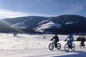 CIASPOLAT A CON DISCESA IN "BÖCKL" Ciaspolata con discesa con il tradizionale "Böckl". *se non c'è abbastanza neve per la discesa in böckl si fa solo la ciaspolata. Durata: 2 ore.