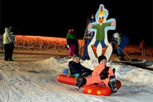 SNOW TUBING BY NIGHT Ogni mercoledì sera dalle ore 17.00 alle 20.00 si potrà sfrecciare sulla pista di snow tubing notturna. Sui gommoni potranno divertirsi sia grandi che piccini.