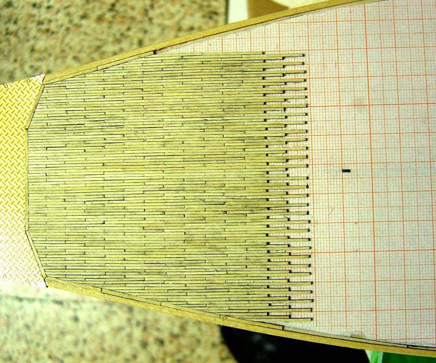 ho incollato due assicelle parallele tra loro alla distanza di poco più di 3mm, quindi ho tagliato i due pezzetti più piccoli e li ho posizionati tra le due assicelle facendo in modo che un listello