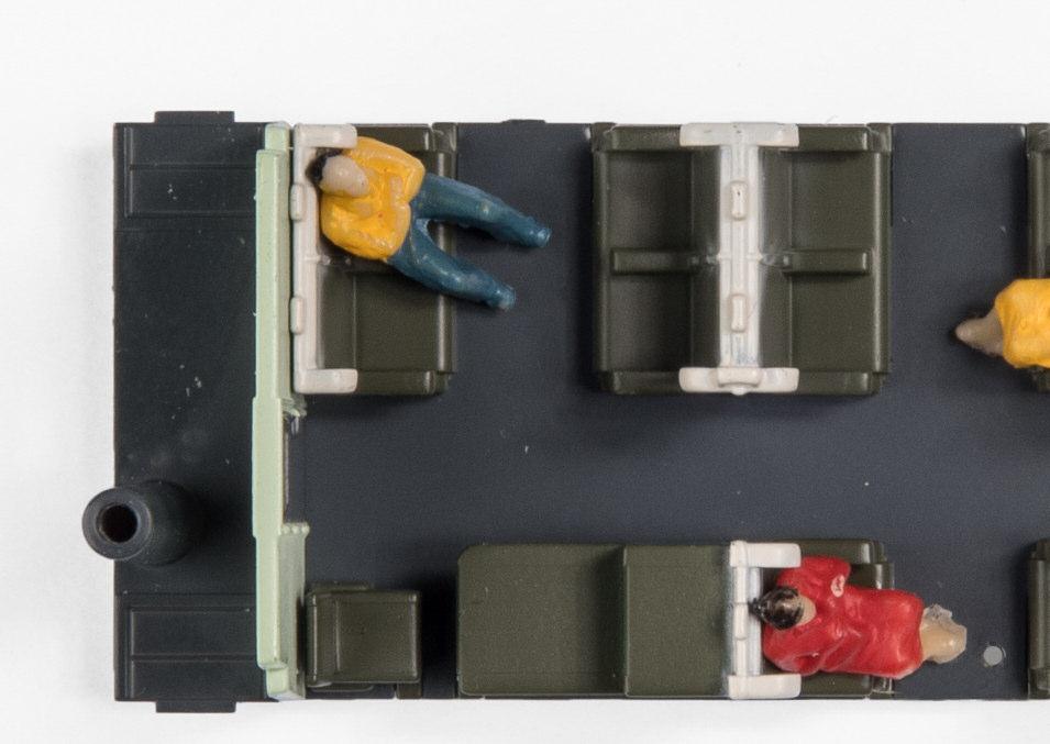 Passo 3 Effettuare una scasso con la lima rotonda per il passaggio dei fili dal pianale alla scheda con molta attenzione perché le finestre di questa carrozza rendono l interno