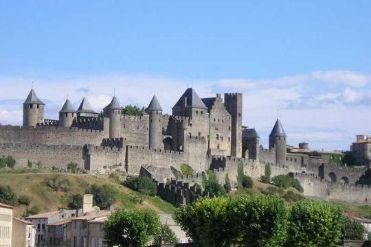 NASCE LA BORGHESIA Nel Basso Medioevo si formano sul territorio delle vecchie città romane, in genere al di fuori delle vecchie mura della città nuovi BORGHI.