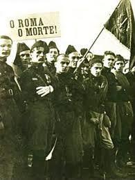 28 ottobre 1922: Mussolini e 50.000 camicie nere si dirigono verso Roma per indurre il governo a dimettersi. Il re rifiuta di far intervenire l esercito.