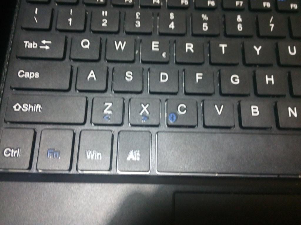Accendere la tastiera spostando l interruttore presente in basso a destra su ON: se la tastiera e carica, si accende un led verde / blu altrimenti metterla in carica ed attendere lo