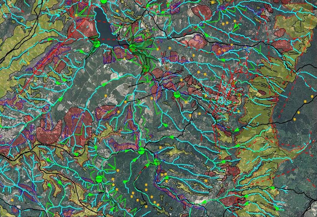 La possibilità di visualizzare elaborati tecnici su supporto fotografico georeferenziato (con una visione più concreta delle situazioni e la possibilità di links fotografici) e la scala della