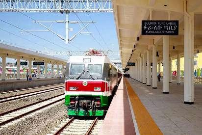 Cena libera con possibilità di cena-degustazione a base di injera, il piatto nazionale etiope (che consiste in una piadina sottile e spugnosa che viene accompagnata da salse speziate a base di