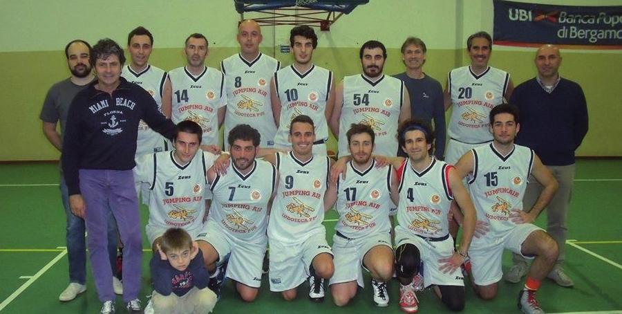 Chi siamo pallacanestro 1 squadra Campionato F.I.P. in 1 a divisione 1 squadra Campionato C.S.I. 1 squadra Femminile Campionato F.I.P. Ragazzi/e dai 18 anni Allenamento 2 volte la settimana in Oratorio sotto l Arca + partita nella palestra comunale.