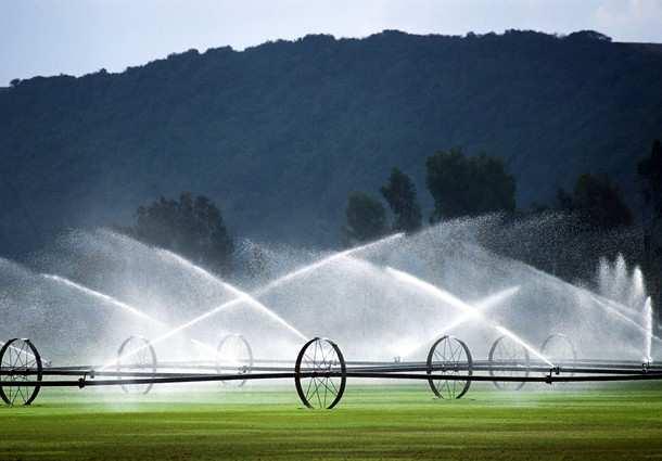 Irrigazione una pratica imprescindibile Mentre nel centro-nord Europa l irrigazione riveste un ruolo modesto, in Italia è un fattore della produzione assolutamente irrinunciabile per l economia delle