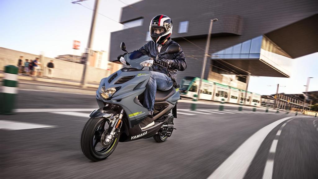 La vita è una competizione Hai aspettato fino a oggi. Ora è giunto il momento di uscire in strada e andare ovunque desideri. E Aerox 4 è pronto per aprire un mondo intero di possibilità.