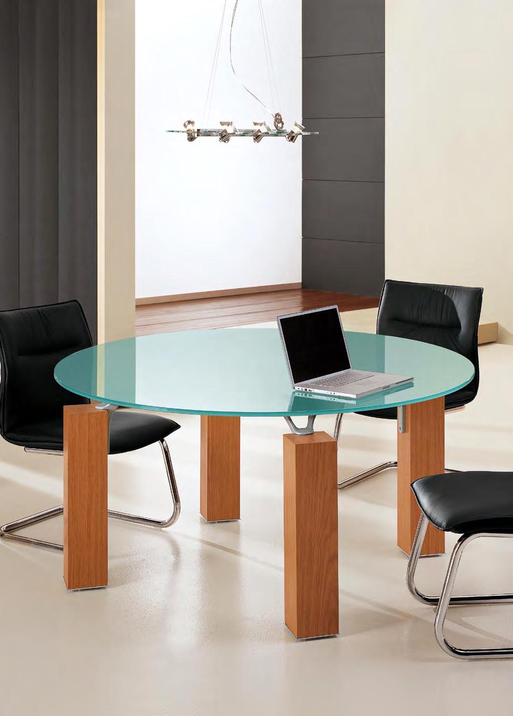 Oikos prevede una vasta gamma di tavoli riunione capaci di soddisfare ogni esigenza in modo versatile e dinamico.