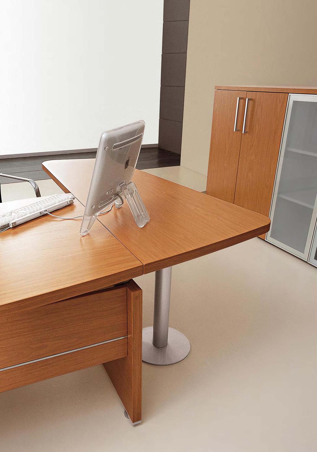 The wooden or glass link units are wide and shaped to be perfectly connected to the several work tops.