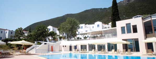 2 bambini 2-4 anni HOTEL PORTO GALINI 4 H + Nikiana / www.portogalini.gr Posizione: in posizione panoramica, dista 100 m dalla spiaggia privata di ghiaia, 2 km da Nikiana e 12 km da Lefkada città.