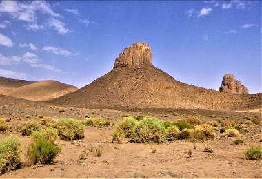 Giorni 2-3 : da Venerdì 30 Novembre a Sabato 01 Dicembre Tamanrasset/Assekrem/Tamanrasset Dopo la colazione indosseremo i nostri taguelmoust (turbante tuareg) e lasceremo Tam per avventurarci in 4x4