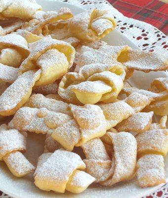 Le chiacchiere o frappe sono dolci molto friabili che vengono fritti ed infine cosparsi di zucchero a velo tipici del periodo di Carnevale e vengono chiamati con nomi diversi a seconda delle regioni