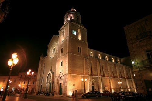 LUC.2 Cattedrale di S. Maria Assunta Edificio Religioso 1300d.C. La Cattedrale venne edificata in breve tempo sotto il regno di Carlo II d Angiò: iniziata nel 1300, fu consacrata due anni dopo, e terminata nel 1317.