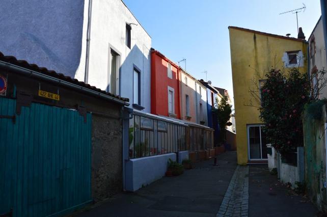 Visitando il paesino e scattando alcune foto, abbiamo notato una particolare caratteristica riguardo i colori delle case: molto