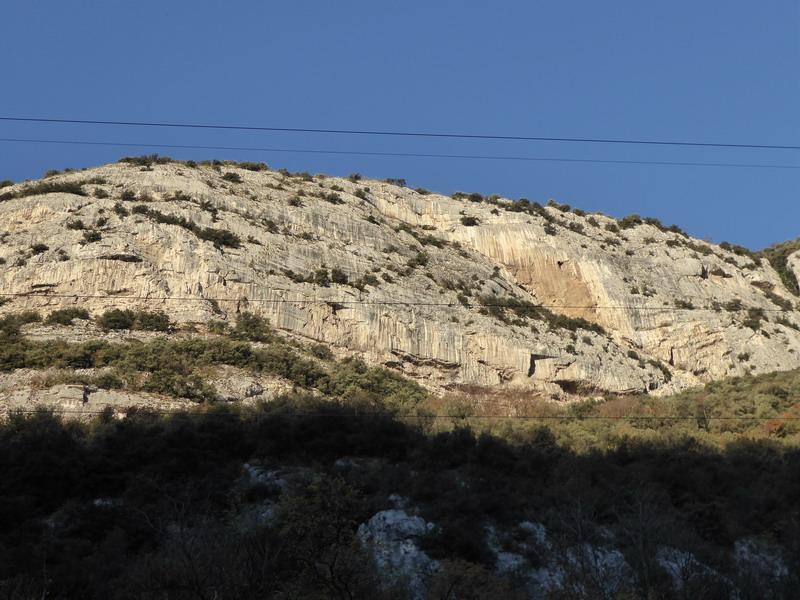 L3: 35 mt., bella placca che sale sotto il Boomerang, passo delicato se bagnato prima della sosta; 6a. L4: 15 mt., breve tiro di placca in traverso verso sinistra fino a sostare su alberello; 5c.