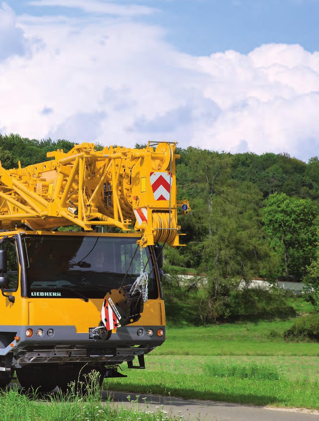 Un braccio telescopico lungo, le elevate capacità di portata, una straordinaria manovrabilità, i dispositivi di sicurezza e un equipaggiamento confortevole caratterizzano l autogrù Liebherr LTM