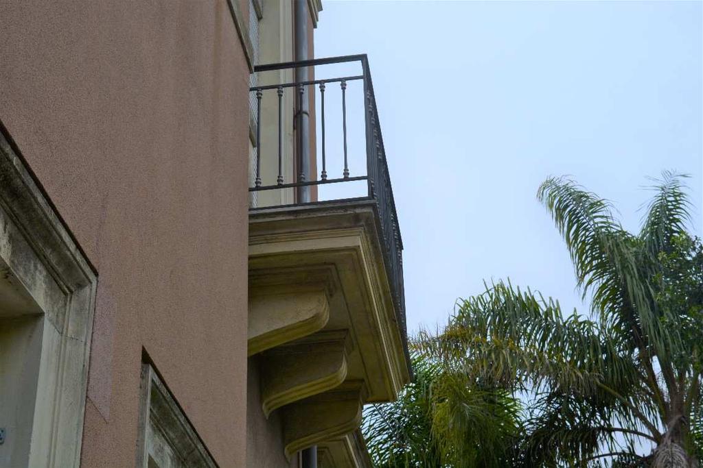 I balconi aggettanti sono realizzati in lastre di pietra di Comiso, aventi competenze statiche