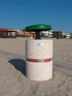 Sempre in seguito alla richiesta del Comune di Strongoli, nel 2014 l Azienda ha acquistato e poi donato 40 cestini portarifiuti per il litorale ed i vari parchi della Marina di Strongoli.