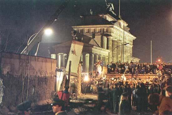 EUROPA A 20 ANNI DELLA RE-UNIFICAZIONE TEDESCA Il 9 novembre 1989 migliaia di berlinesi scavalcano il muro della vergogna.