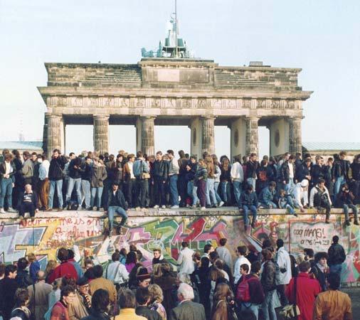 EUROPA RE-UNIFICAZIONE: UN ANNO DI EVENTI DOPO IL CROLLO DEL MURO I cambiamenti democratici, le piccole rivoluzioni nell'economia e nella politica in Polonia, in Ungheria e nell'urss riempivano ogni