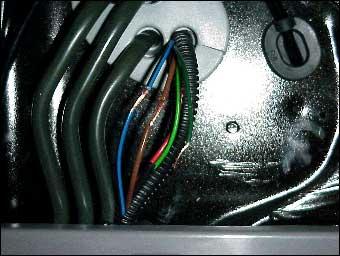 Scoprire i fili blu e nero del relais carburante. Collegare i fili rispettando le direzioni di collegamento come mostrato in figura.