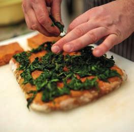 Perché non regalare ai clienti un momento di inaspettato piacere servendo un cestino di pane in cui, accanto alle ricette della tradizione, far trovare