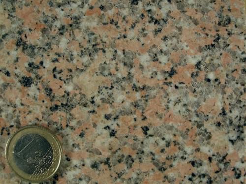 Cos è una roccia? (II) Il tipico esempio di roccia polimineralica è il granito.