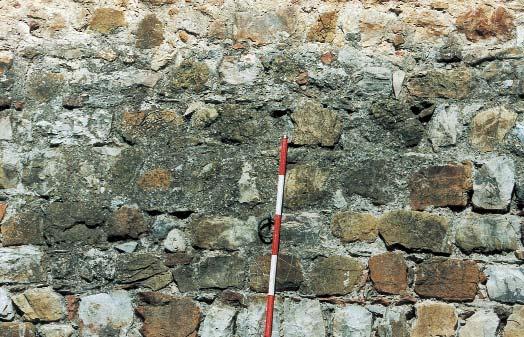 Utilizzo di periodiche zeppe in scaglie di pietra nei giunti della muratura. I filari hanno un altezza compresa tra 15 e 20 cm. Lavorazione e finitura: pietre sbozzate e spianate con un picconcello.