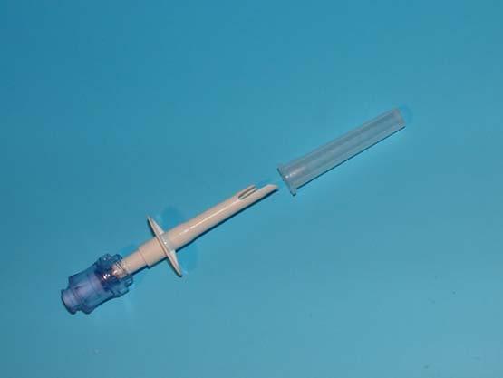 Dispositivo sterile (EO), dotato di marcatura CE. Single perforator with air intake and needle free vascular access.