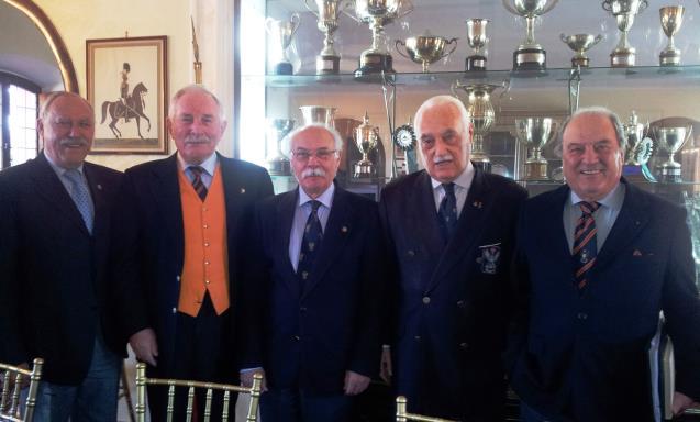 n. 74 anno 2014 I Cavalieri di Sicilia Pagina 3 NUOVO VICE NAZIONALE PER IL SUD IL TENENTE FRANCESCO USAI Foto Ricordo del Consiglio Nazionale Laureato in giurisprudenza, presta servizio militare