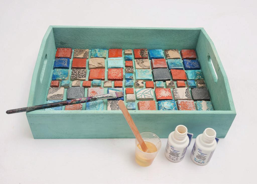 Stendi la malta con la spatola o direttamente con i guanti (monouso) sulla superficie del mosaico. Lascia asciugare per ca. 5 minuti.