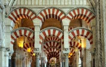 pala d'altare barocca e gli stalli del coro in legno di mogano. Il mihrab è uno dei più importanti del mondo musulmano e rappresenta il pezzo più nobile della moschea. Pranzo libero.
