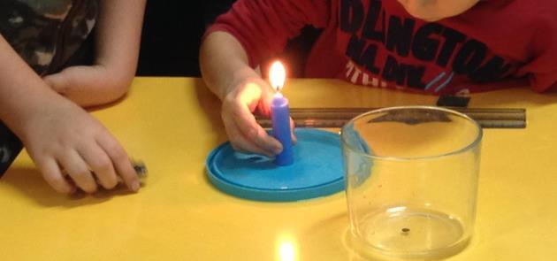 I bambini hanno portato una candela, un recipiente, un accendino e dell acqua.