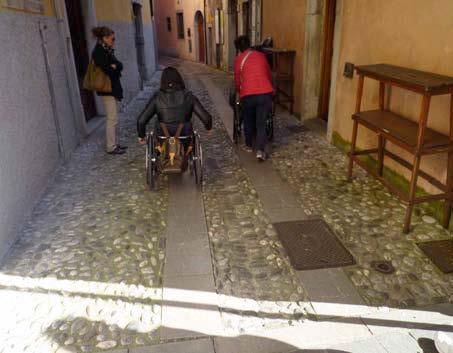 La sosta per spiegazioni della guida di fronte alla Chiesa di San Martino risulta problematica dal