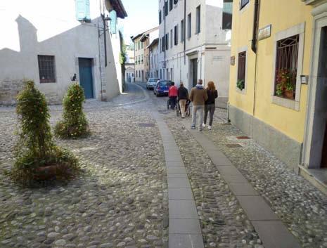 Si ripassa sul Ponte del Diavolo per imboccare Via del Monastero Maggiore, caratterizzata da