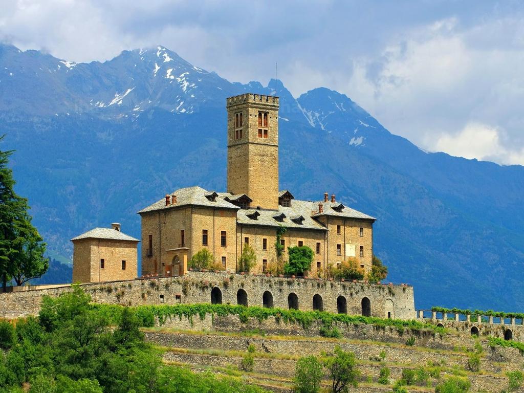 Il Castello di Sarre Il castello sorge su un promontorio che domina la piana aostana sopra la strada statale per il Monte Bianco.