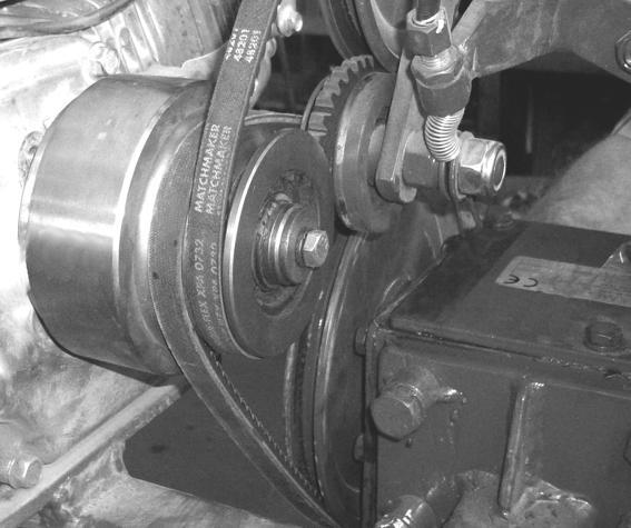 FRIZIONE AUTOMATICA La motovanga è dotata di frizione automatica di tipo centrifugo (fig. 8), quindi non è presente sulla macchina alcuna leva della frizione.
