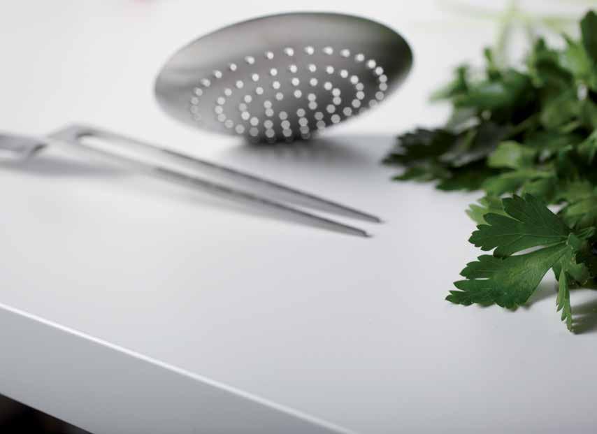 GRUPPO 90 TOP E ACCESSORI PER LA CUCINA CONTEMPORANEA PRONTO TOP Taglio su misura e bordatura in laminato BASI E ACCESSORI Zoccoli, piedini e portaposate ALZATINE