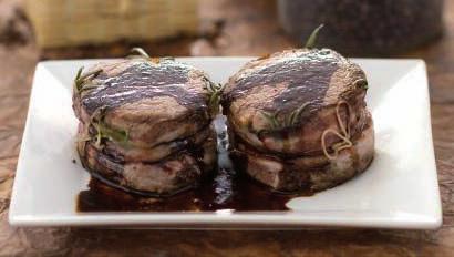 filetto al balsamico, iniziate a ricavare dalla carne di vitellone 4 medaglioni di circa 200 gr l uno.