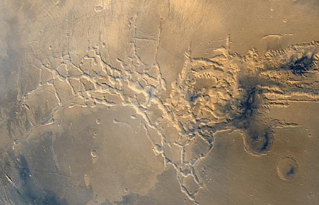 atmosferici Nel bordo ovest si trova il Noctis Labyrinthus, un sistema di faglie