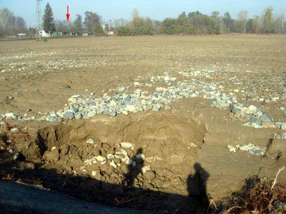 In sponda destra le aree inondate nel 2014 sono confrontabili con quelle inondate dalla piena dell ottobre 1977, come desunto dall analisi non stereoscopica di foto aeree scattate nei periodi