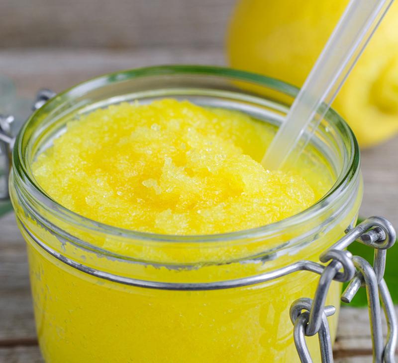 Scrub al Limone 15 ml di Succo di Limone 10 g di Zucchero di Canna 1. In una ciotola versa il succo di limone e aggiungi lo zucchero. 2.