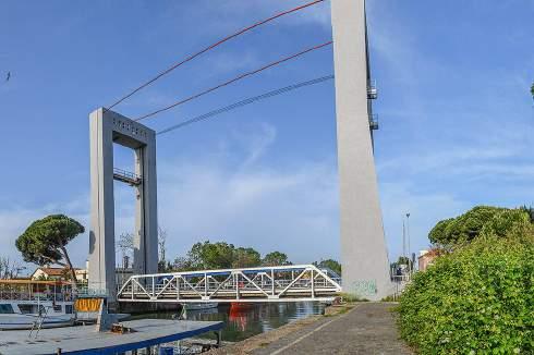 Relazione Tecnico Illustrativa Parte 2 La riorganizzazione del trasporto Il Ponte 2 Giugno, che connette Fiumicino Paese con Isola Sacra, tutt oggi rappresenta un collo di bottiglia per la mobilità