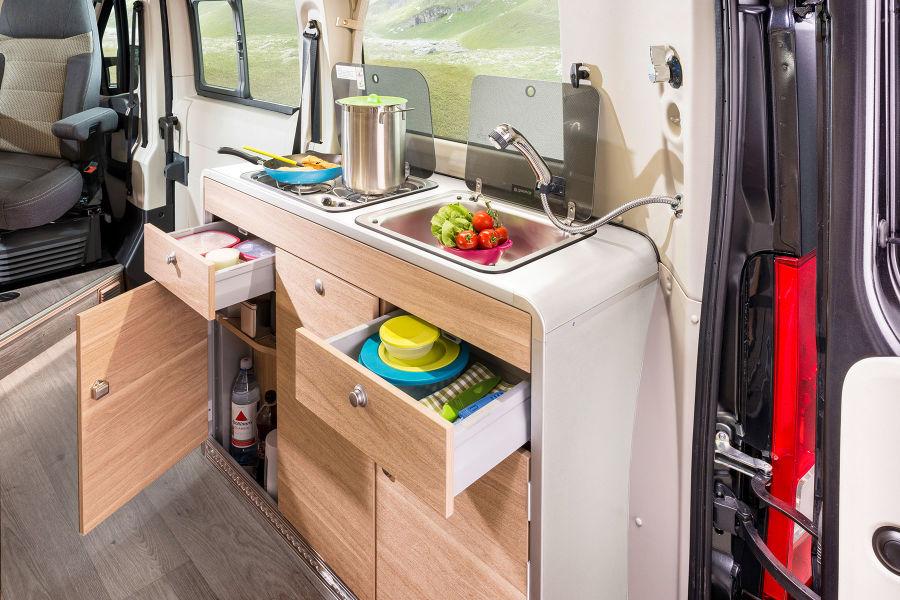 HYMERCAR Sydney - Cucina HYMERCAR senza bagno su telaio Fiat La moderna cucina completamente equipaggiata offre ampio spazio per