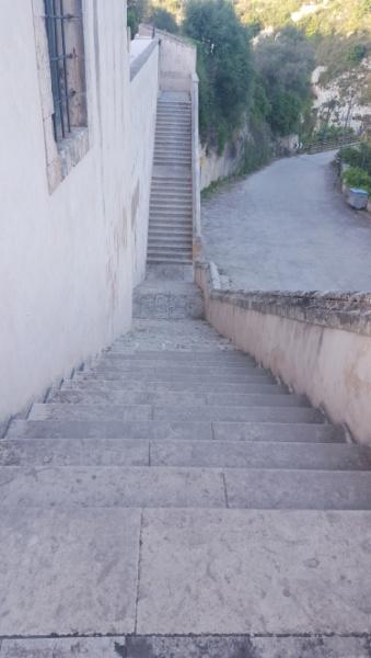 Il Santuario non è una semplice chiesetta di campagna, ma esso custodisce la venerata effige di Maria SS. Scala del Paradiso, Patrona della diocesi di Noto.