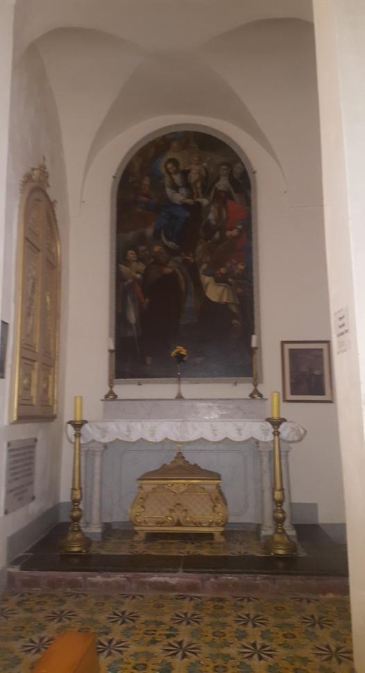 INTERNO La Chiesa è a navata unica con base a croce latina. Presenta uno stile artistico sobrio ma solenne.