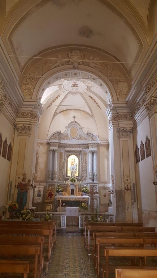 Anche le pareti del presbiterio portano dei brani appropriati di due grandi Santi e Dottori della Chiesa: alla parete destra le belle parole di S.